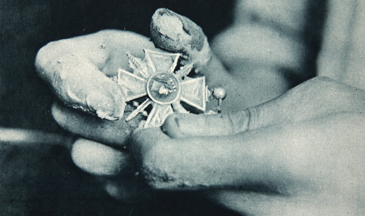 Frances különleges jelvény a háborús hősiességért, illusztráció a The Illustrated War Newsból, 1917. január 10. alkotó: French Photographer
