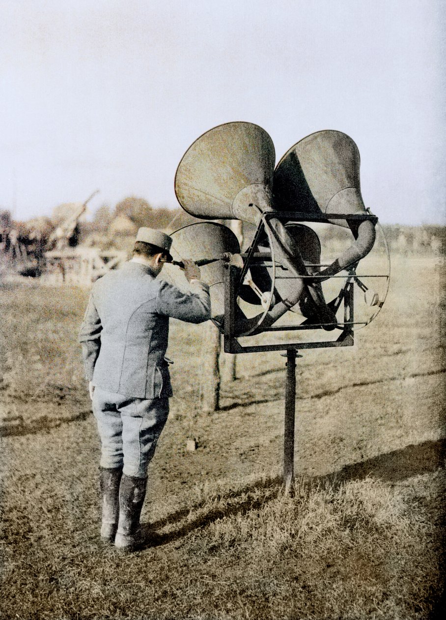 Francia katona repülőgépek követésére alkalmas akusztikus lehallgató készülékkel, légelhárító tüzérségre készül, Franciaország, 1916-18 (autokróm) alkotó: French Photographer