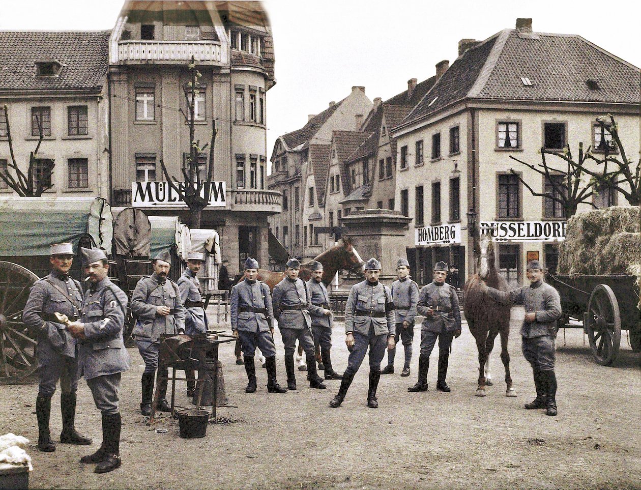 Francia katonák a Ratingen-i piacon, miután belga és francia csapatok elfoglalták a Rajna-vidék demilitarizált övezetét, Németország, 1921 (autokróm) alkotó: French Photographer