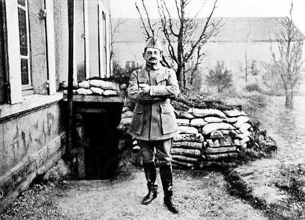 Charles Marie Emmanuel Mangin tábornok (1866-1925) a posta előtt, 1916 alkotó: French Photographer