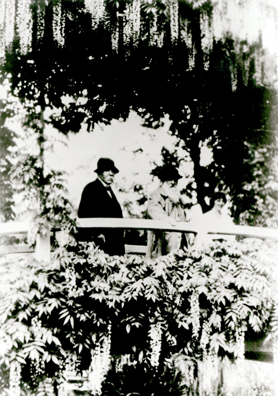 Georges Clemenceau (1841-1929) Claude Monet (1841-1926) és Alice Butler (1894-1949) a japán hídon a Monets Gardenben, Givernyben, 1921 alkotó: French Photographer