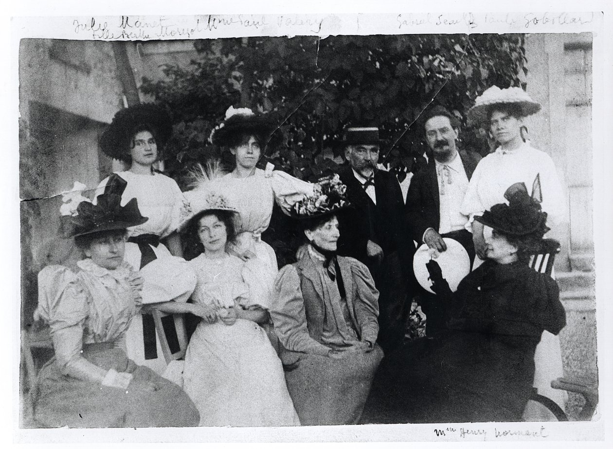 Csoportportré Stephane Mallarme-mel (1842-98), 1896 nyár vagy ősz alkotó: French Photographer