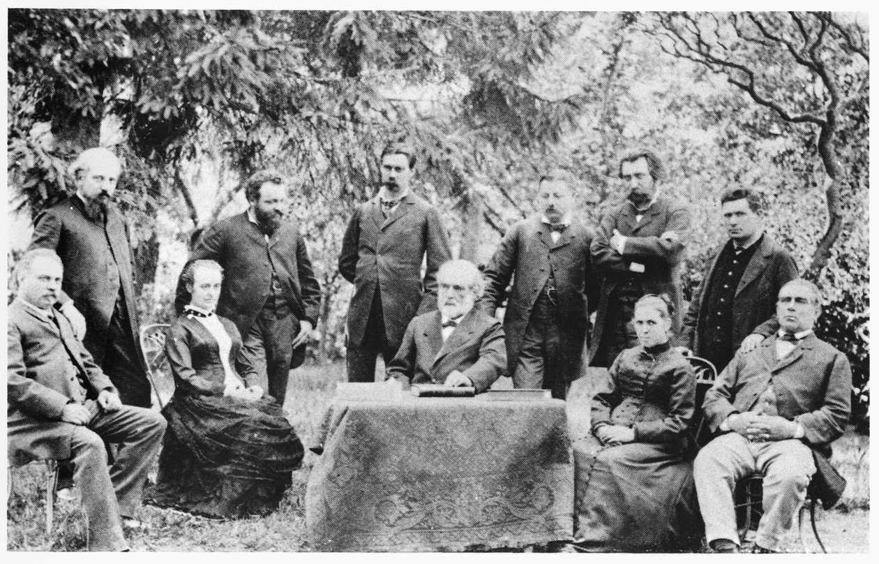 Jean-Baptiste Andre Godin (1817-88) az 1885-ös Guise családot vezető első gyűlés tagjaival együtt alkotó: French Photographer