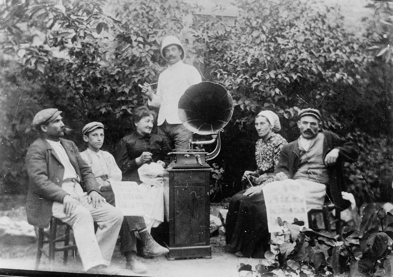Gramofon hallgatása Beziers közelében, c. 1910 alkotó: French Photographer