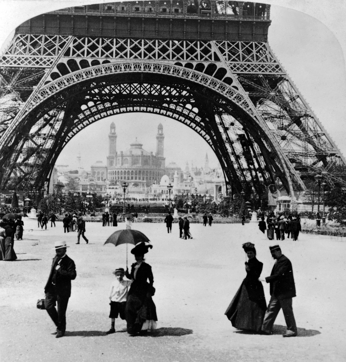 Az Eiffel-torony alján keresztül a Trocadero és Colonial állomásra, Párizsi Kiállításra, 1900 alkotó: French Photographer