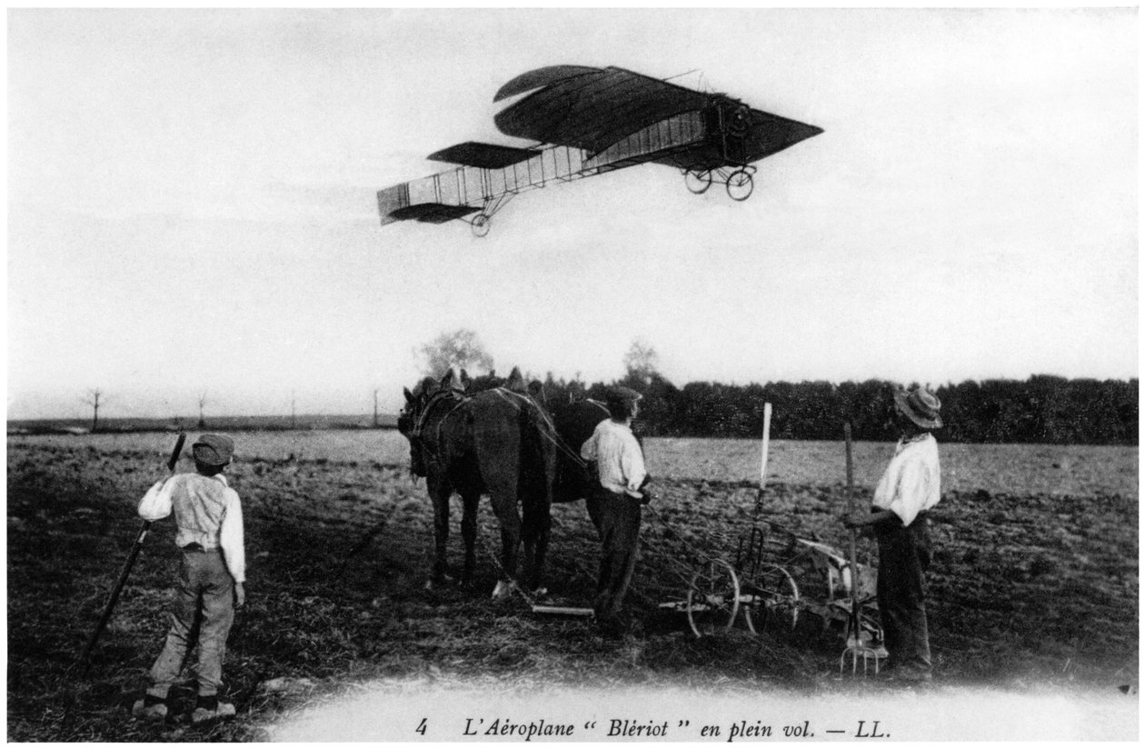 Louis Bleriot (1872-1936) repülőjén repül, 1909 körül alkotó: French Photographer