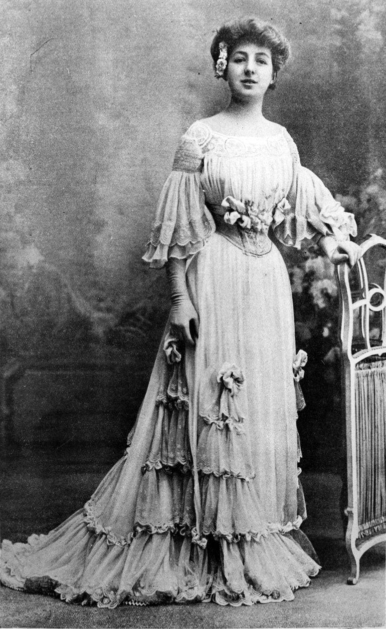 Mademoiselle Régnier Jacques Doucet ruhájában, 1903 alkotó: French Photographer
