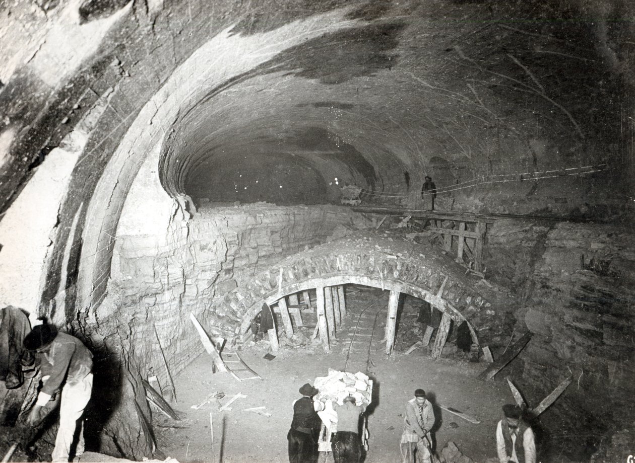 Alagút építése a Place de Roubaix-nál a Gare du Nord metróállomáshoz, Ligne 5, 1906. május 7. alkotó: French Photographer