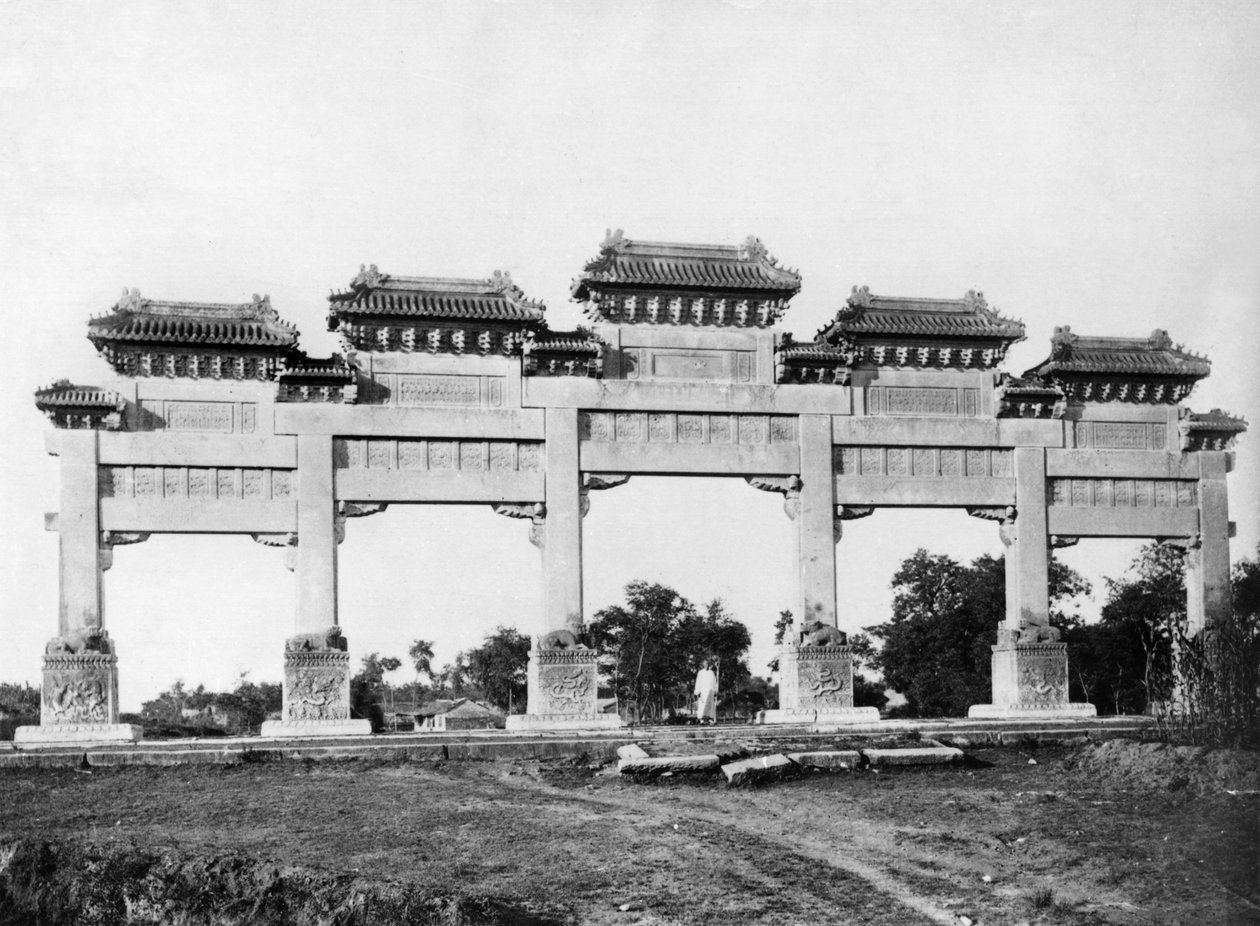 A Ming-dinasztia sírjainak északi bejáratának márványkapuja, Peking, Kína alkotó: French Photographer