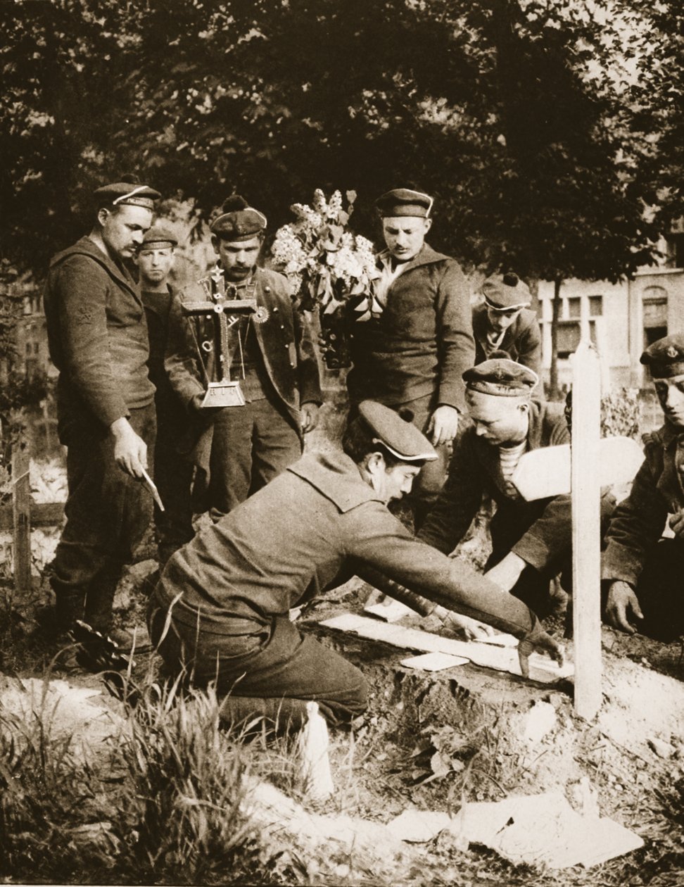 Tengerészgyalogosok sírt díszítenek a Nieuport temetőben, 1915 (szépia fotó) alkotó: French Photographer