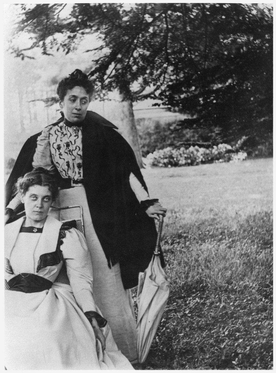 Mathilde Roberty és Madeleine Gide, Cuverville-i kert, 1896 körül alkotó: French Photographer