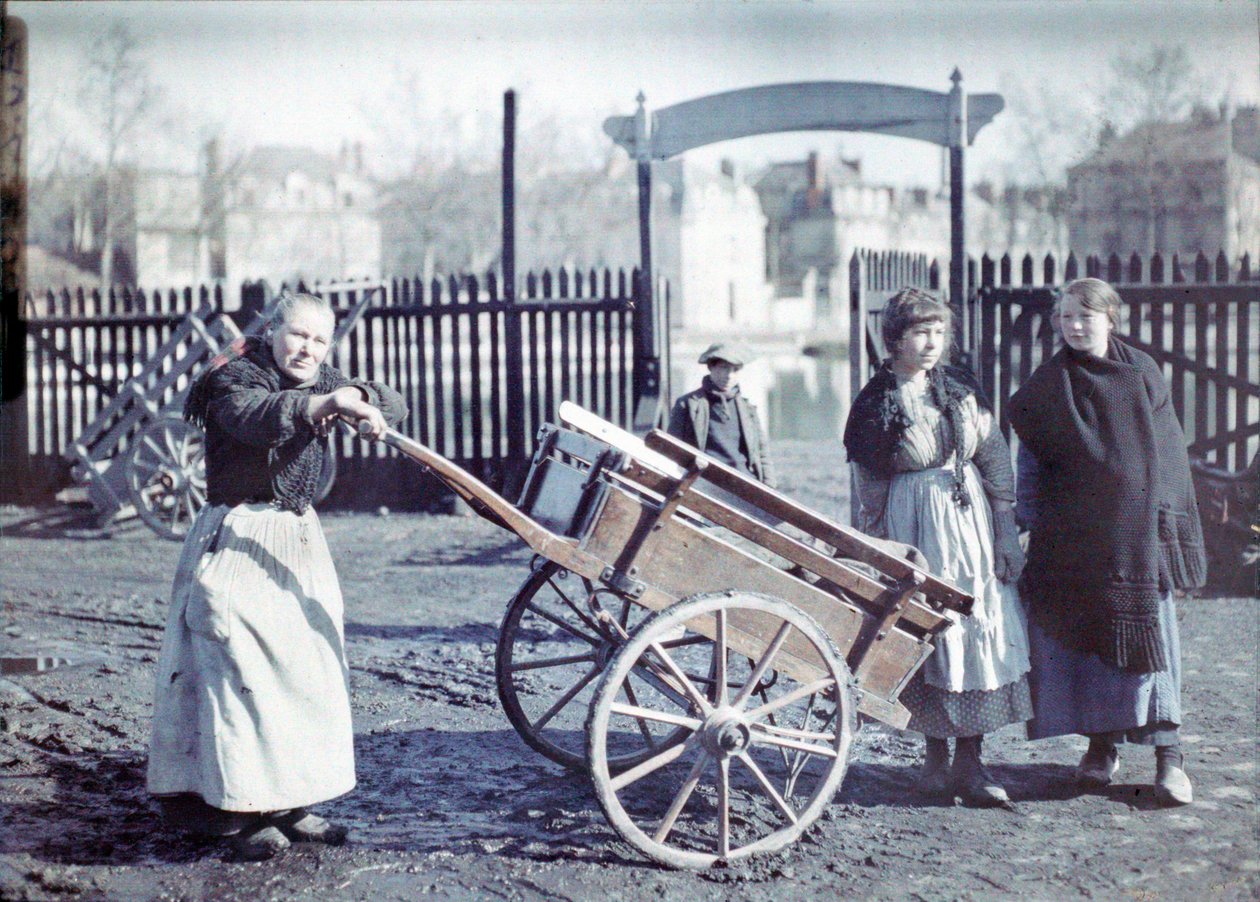 Idős nő szekérrel egy sáros úton, két lánnyal és egy fiúval, Franciaország, 1914-18 (autokróm) alkotó: French Photographer