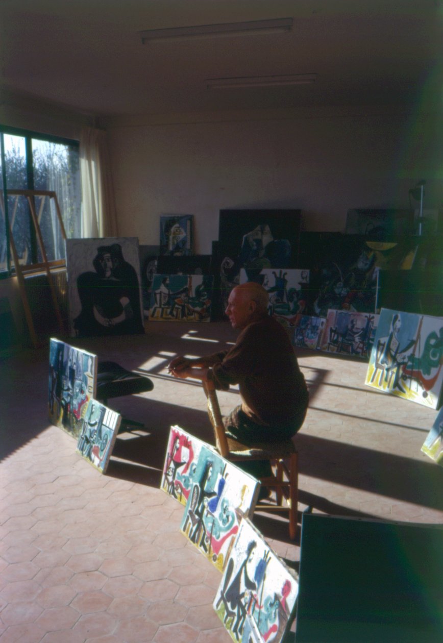 Pablo Picasso (1881-1973) stúdiójában Le peintre et son modele című sorozatával körülvéve alkotó: French Photographer