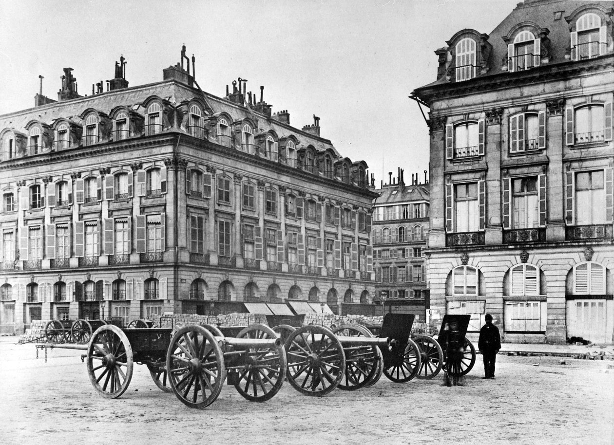 Párizs utca barikáddal és ágyúkkal, 1870 alkotó: French Photographer