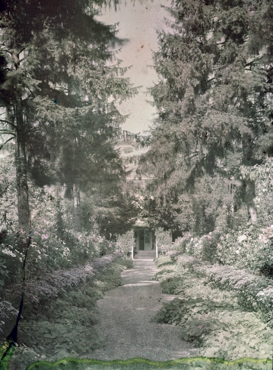 Út a Monet kertjében Givernyben, az 1920-as évek elején alkotó: French Photographer