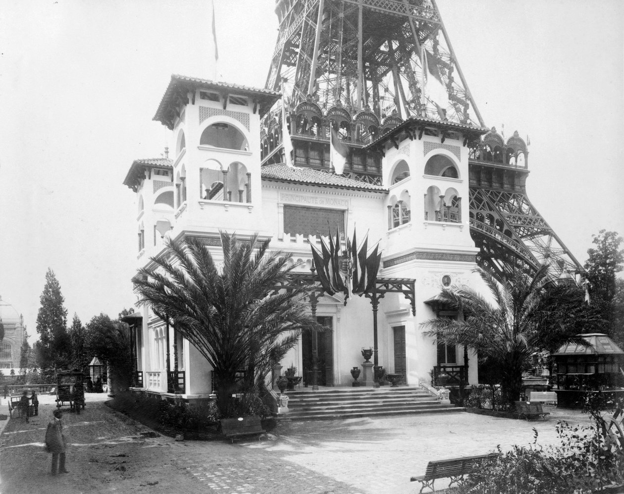 Monacói pavilon, háttérben az Eiffel-torony alapjával, Párizsi Kiállítás, 1889 alkotó: French Photographer