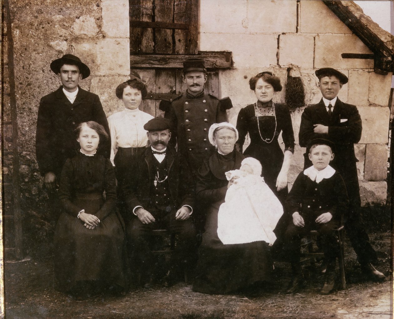 Sarthe környéki parasztcsalád egy keresztelőn, 19. század végén alkotó: French Photographer