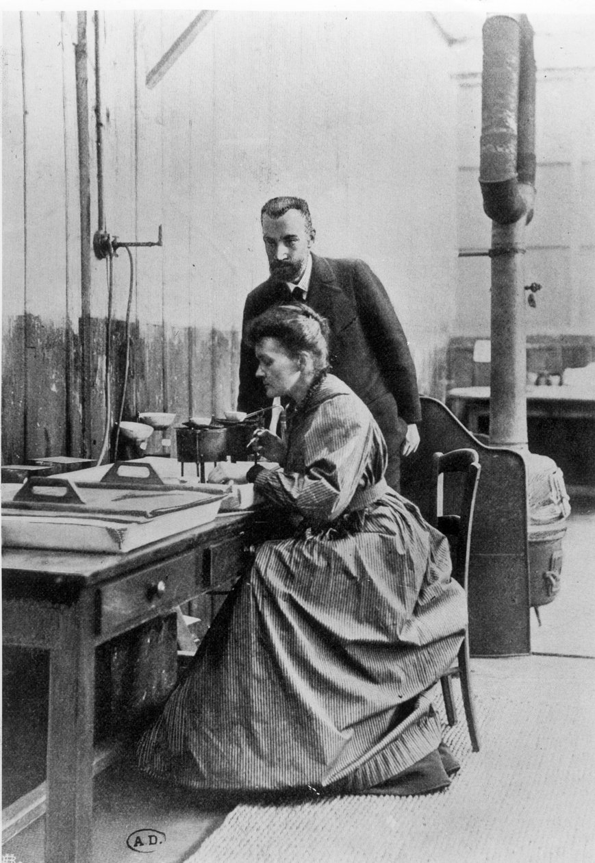 Pierre (1859-1906) és Marie Curie (1867-1934) a laboratóriumukban, 1903 körül alkotó: French Photographer