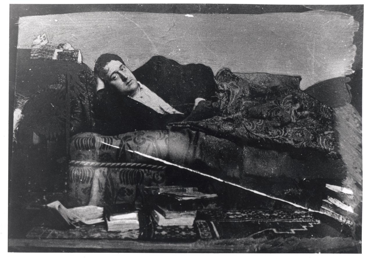 Guillaume Apollinaire (1880-1918) fekvő portréja, 1910 körül alkotó: French Photographer