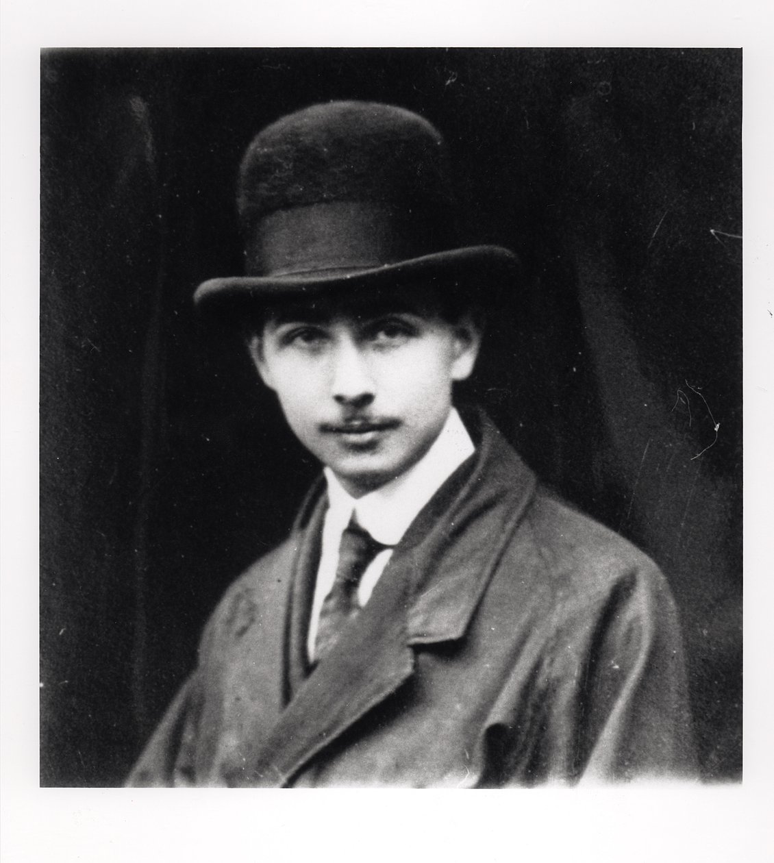 Louis Aragon (1897-1982) portréja 1920 alkotó: French Photographer