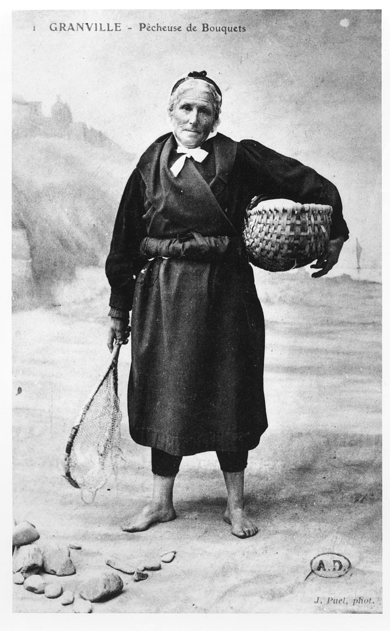 Képeslap, amely egy garnélarák halásznőt ábrázol a normandiai Granville-ből, a huszadik század elején alkotó: French Photographer