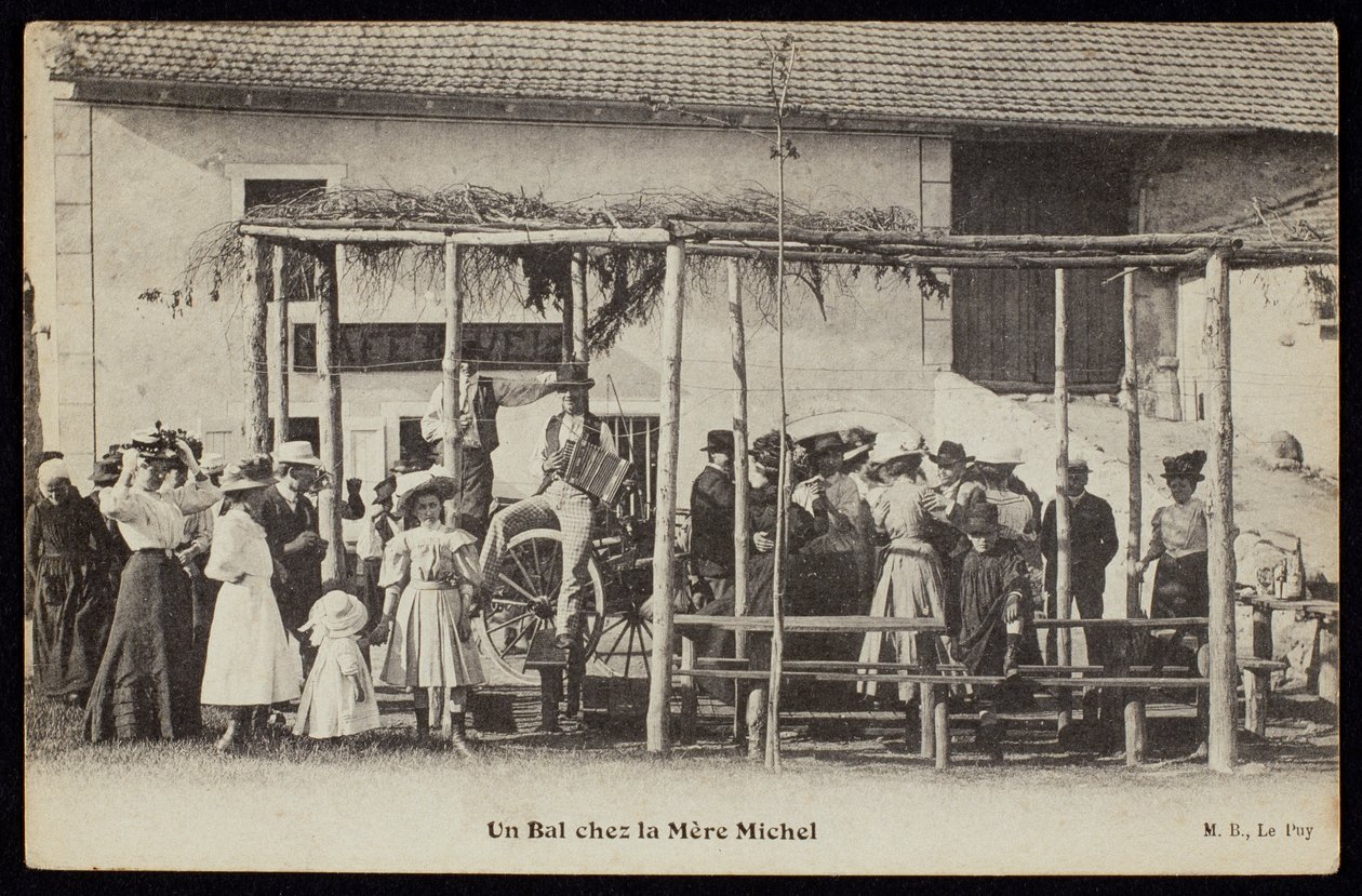 Képeslap, amely egy táncot ábrázol Mere Michelsben, Le Puyban, 1900 körül alkotó: French Photographer