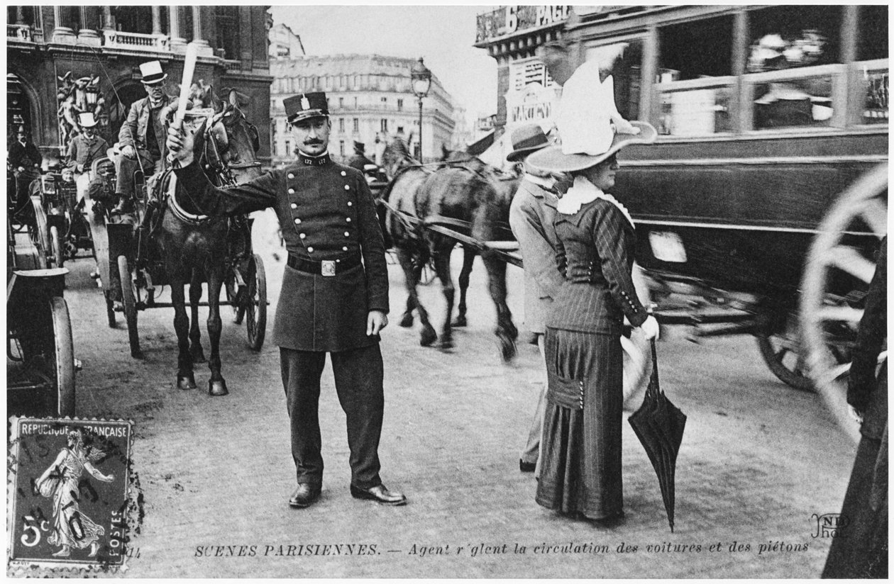 Képeslap, amely egy rendőrt ábrázol, aki Párizsban irányította a forgalmat, 1914 előtt alkotó: French Photographer