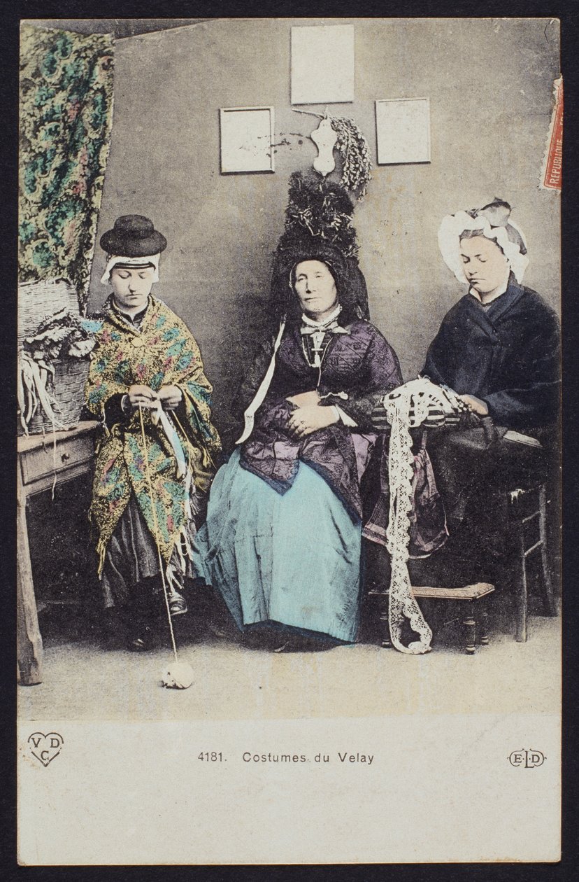 Képeslap, amely a Velay jelmezeit ábrázolja, 1900 körül (színes fekete-fehér fotó) alkotó: French Photographer
