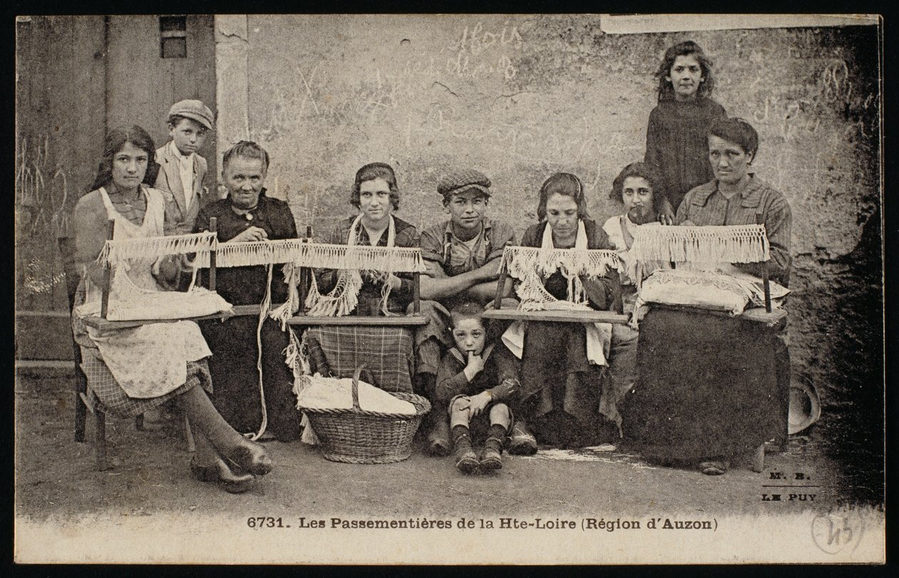 Képeslap, amely az Auzon régió puha bútorgyártóit ábrázolja, 1900 körül alkotó: French Photographer