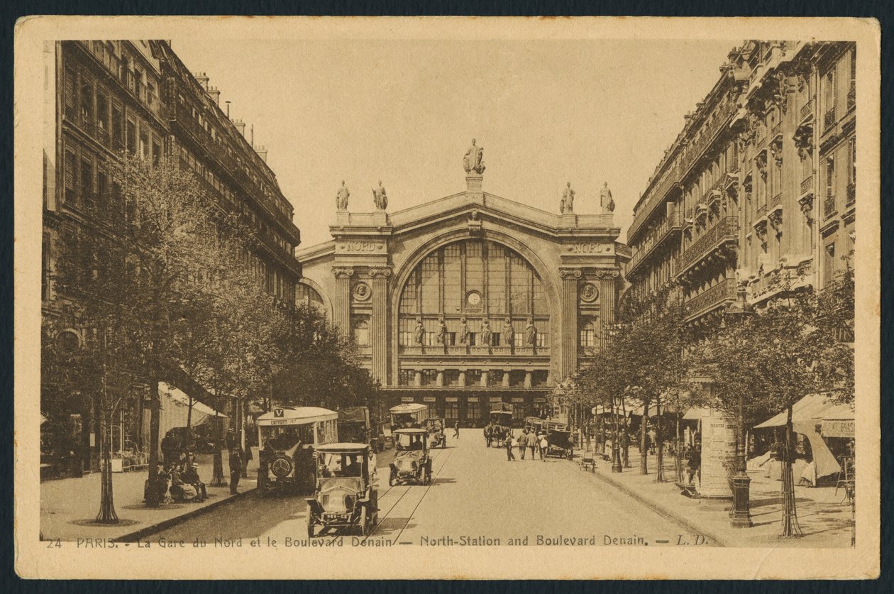 Képeslap, amely a párizsi Gare du Nordot és a Boulevard Denaint ábrázolja, 1920 körül alkotó: French Photographer