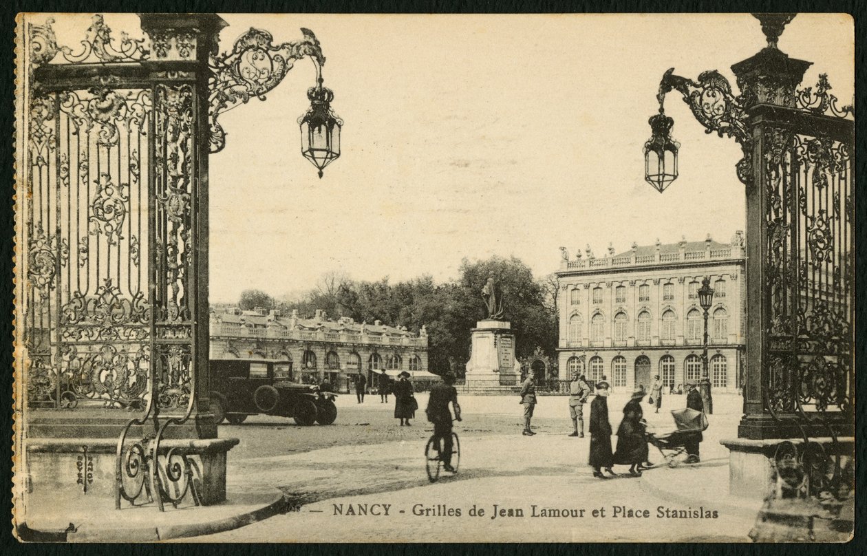 Képeslap, amely a Stanislas tért és Jean Lamour aranyozott kovácsoltvas korlátait ábrázolja a franciaországi Nancyben, 1920 körül alkotó: French Photographer