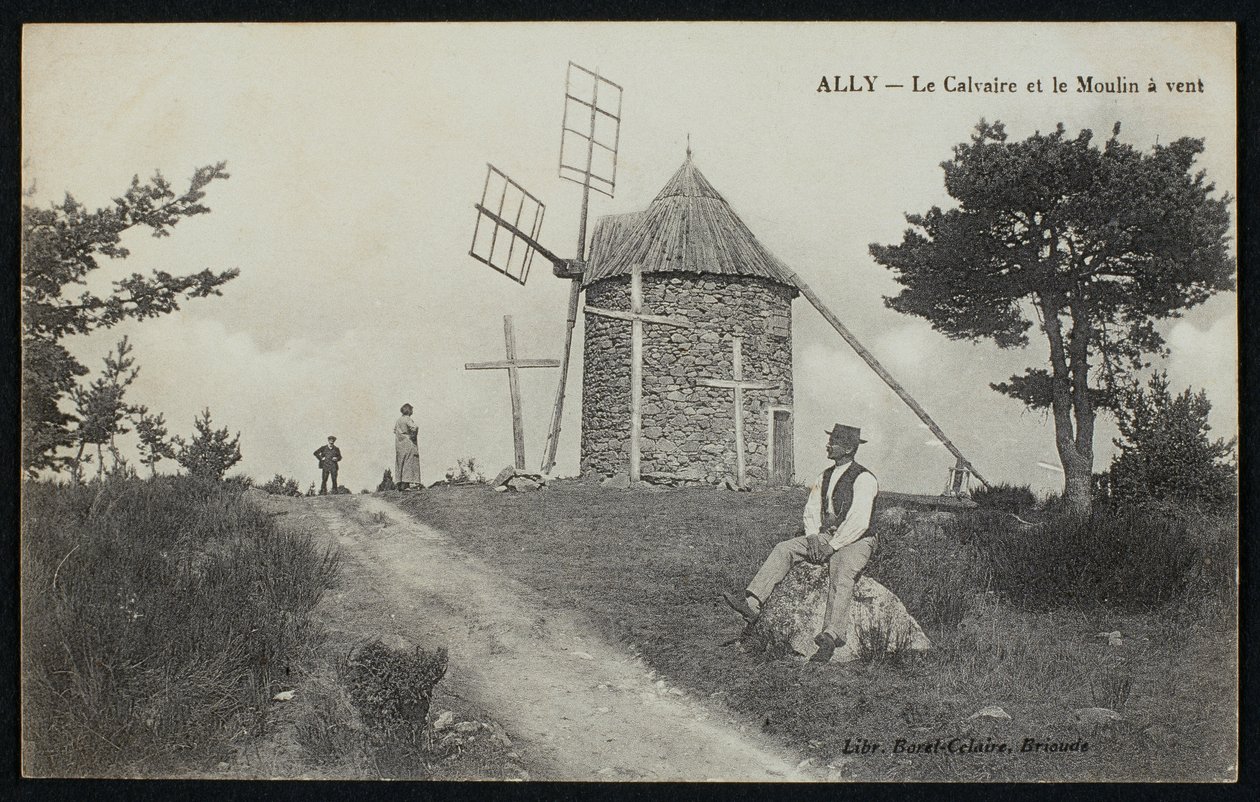 Képeslap, amely a kálváriát és a szélmalmot ábrázolja Allyban, Le Puy-en-Velay, 1900 körül alkotó: French Photographer