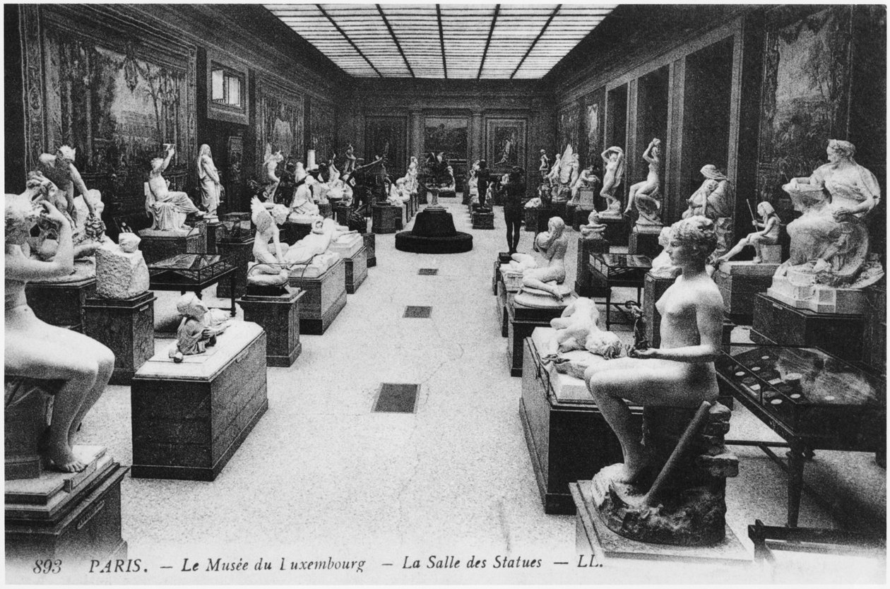 A párizsi Musee du Luxembourg szobortermét ábrázoló képeslap, 1910 körül alkotó: French Photographer