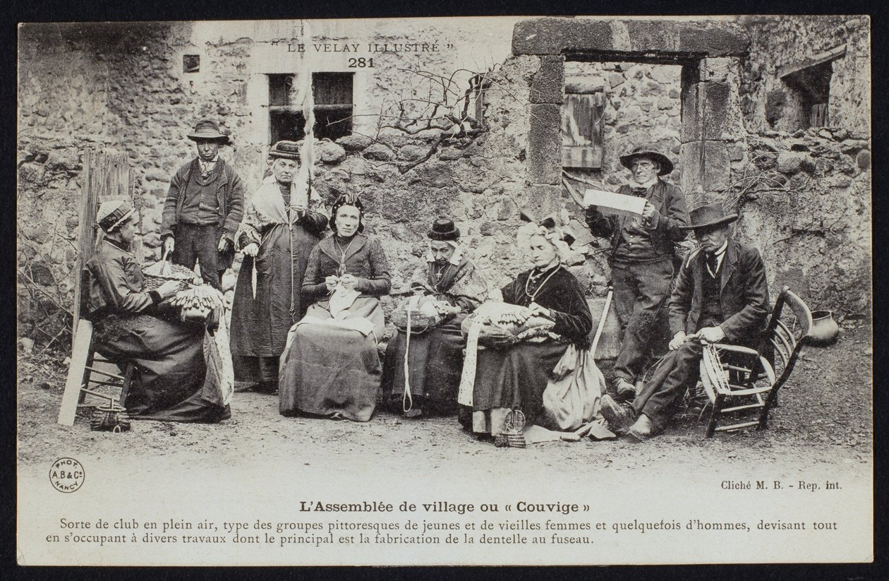 Képeslap, amely a falusiak találkozóját ábrázolja vagy Couvige, Le Puy-en-Velay, 1900 körül alkotó: French Photographer