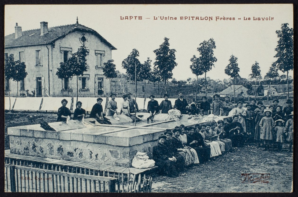 Képeslap, amely az Epitalon Freres gyár mosóhelyét ábrázolja Lapte-ban, Haute-Loire, 1900 körül alkotó: French Photographer
