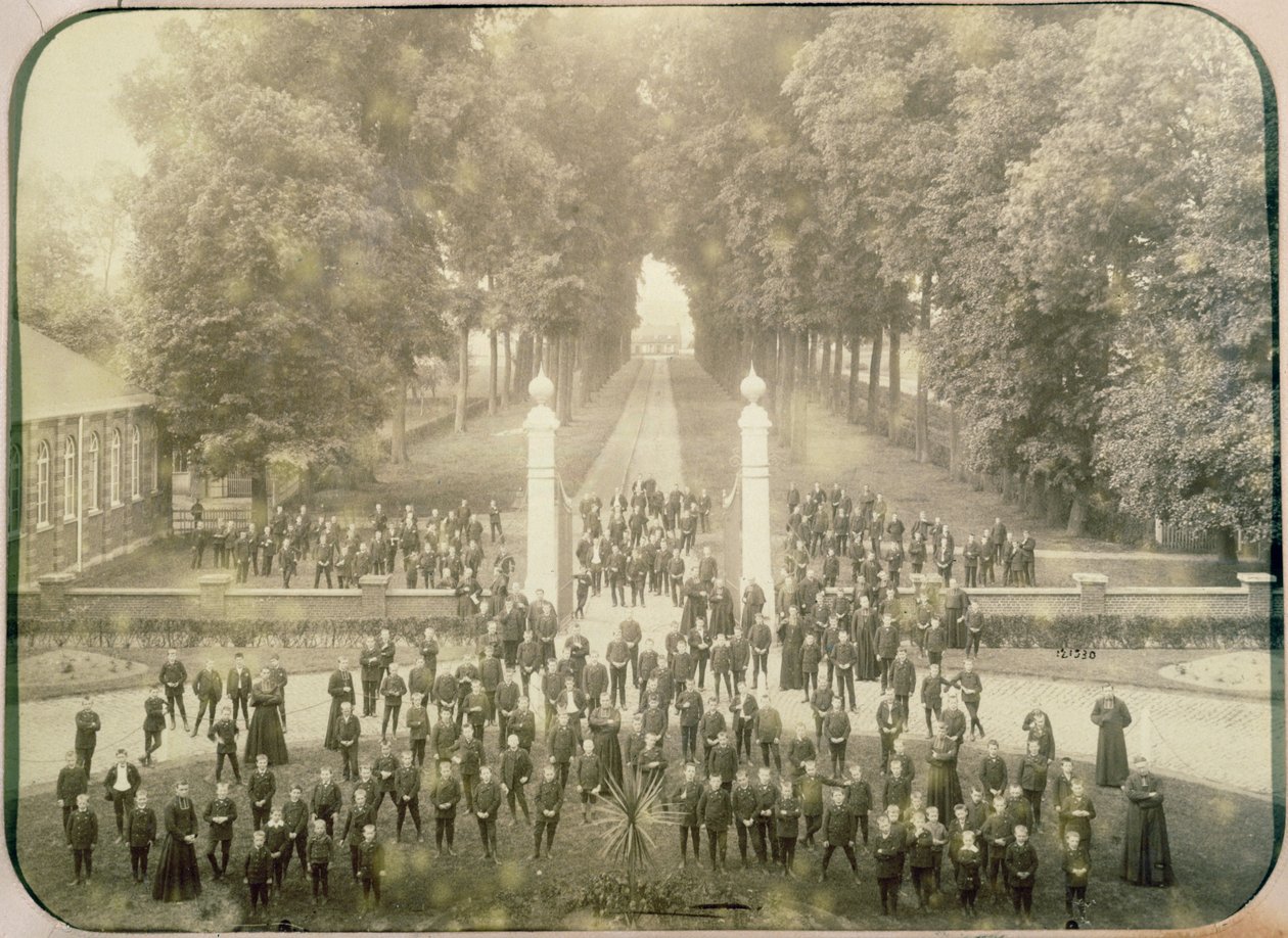 A Libre de Marcq en Baroeuil intézmény tanulói és alkalmazottai, 1890-1891 alkotó: French Photographer