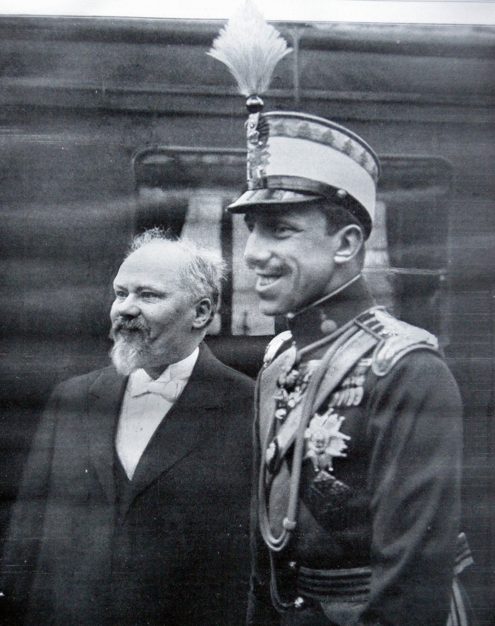 Raymond Poincare köszönti XIII. Alfonz spanyol királyt alkotó: French Photographer