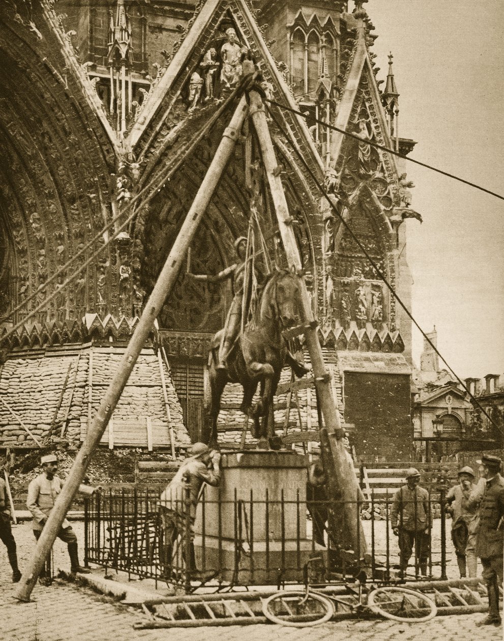 Reimsi székesegyház, bronzszobor rögzítése, 1914-19 alkotó: French Photographer