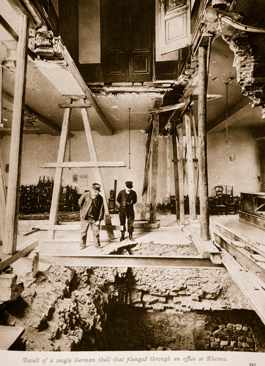 Egyetlen német lövedék eredménye, amely egy rheimsi irodába zuhant, 1914-1919 alkotó: French Photographer