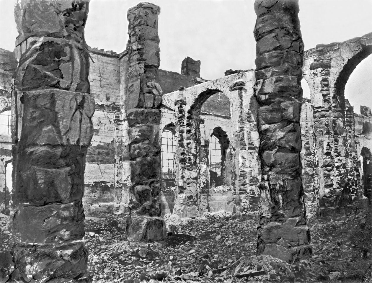 A tárház romjai a párizsi kommün idején, 1871 alkotó: French Photographer