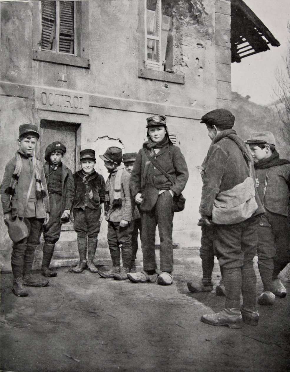Iskolás gyerekek Elzászból, 1915 alkotó: French Photographer