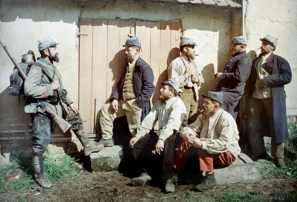 Hét francia katona egy épület előtt, egy fegyvert és felszerelést hord, Franciaország, 1914-18 (autokróm) alkotó: French Photographer