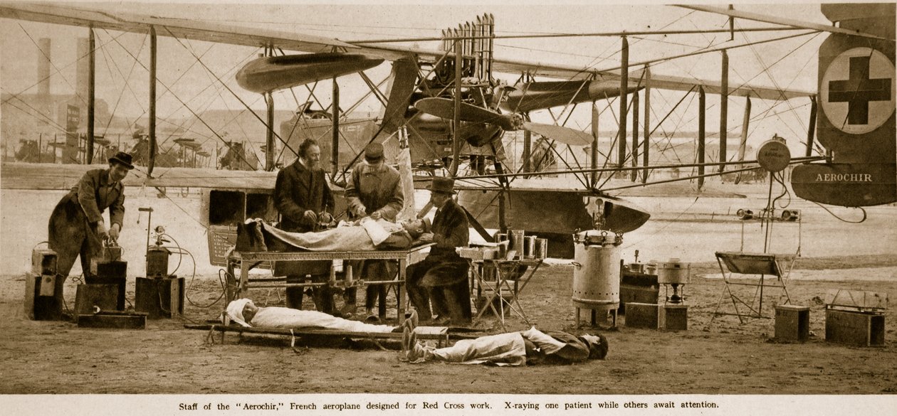 A Vöröskereszt munkára tervezett Aerochir francia repülőgép személyzete, 1914-1919 alkotó: French Photographer