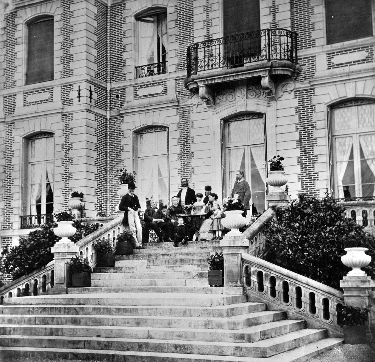Tea egy kastély teraszán, 1880 körül alkotó: French Photographer