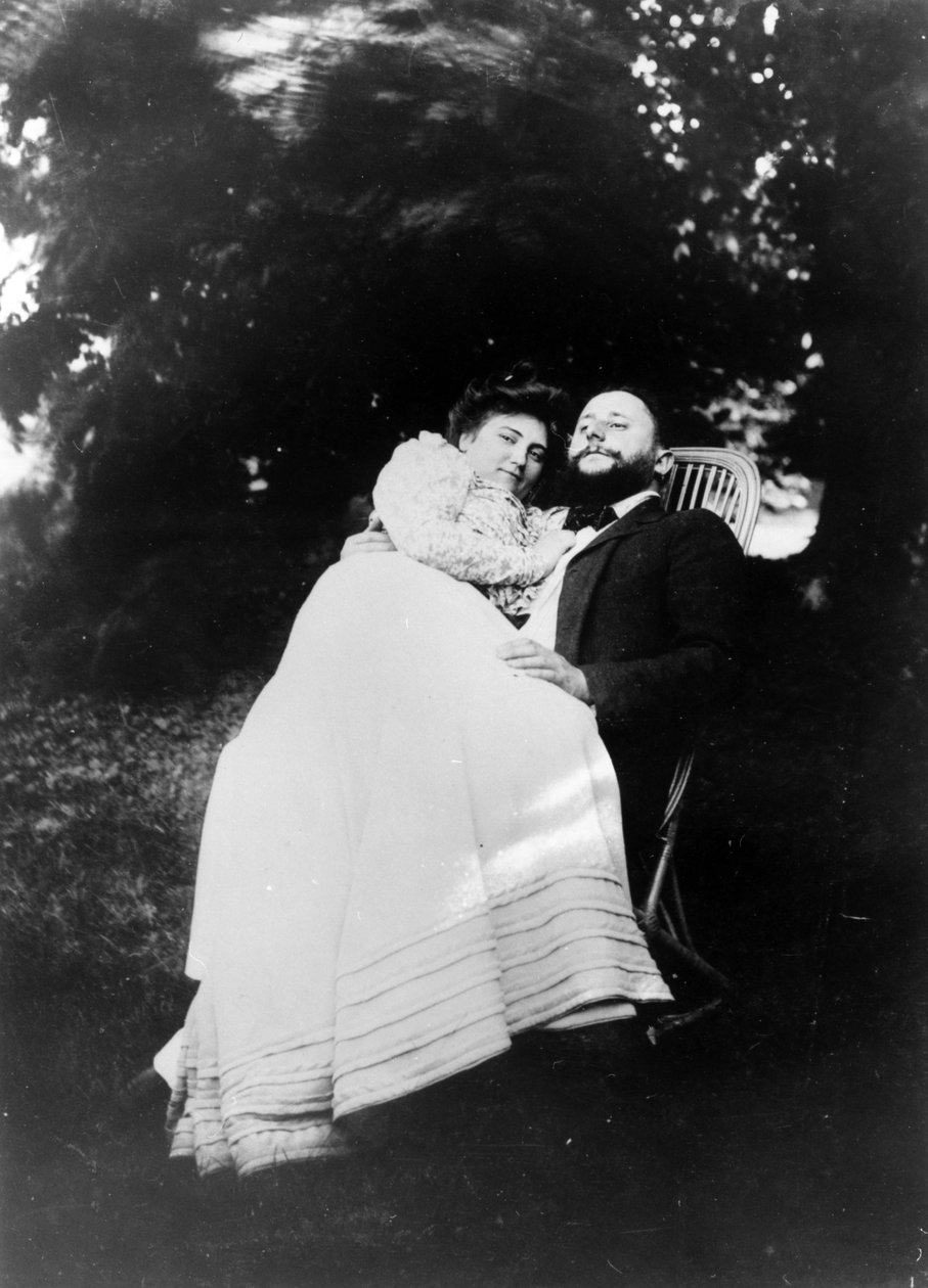 Thadée Natanson és felesége Misia Godebska vidéki otthonuk, a Le Relais kertjében, 1899 körül alkotó: French Photographer