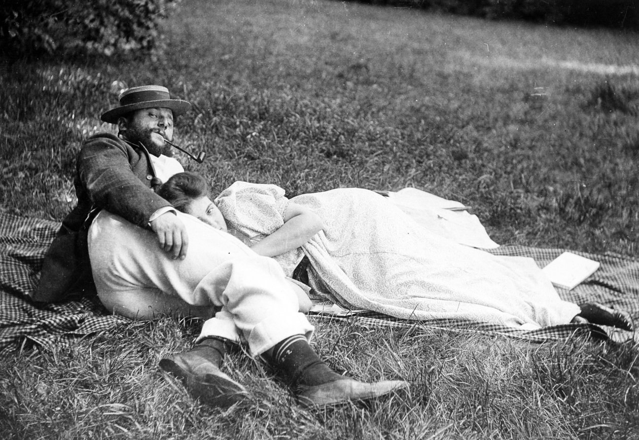 Thadée Natanson és felesége Misia Godebska vidéki otthonuk, a Le Relais kertjében, 1899 körül alkotó: French Photographer