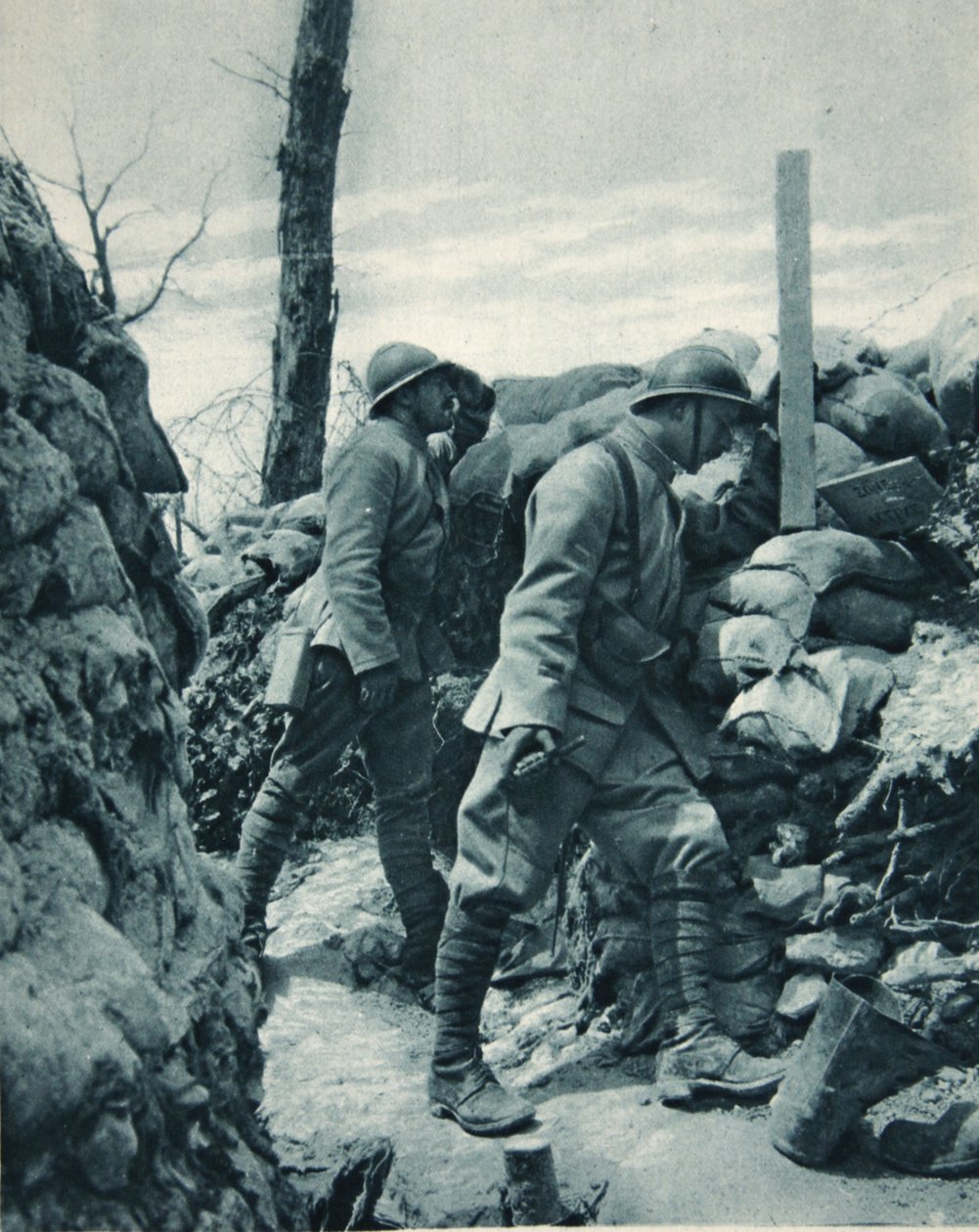 A francia front: az ellenséges lövészárok megfigyelése periszkópon keresztül dobás előtt, illusztráció a The Illustrated War Newsból, 1917. január alkotó: French Photographer