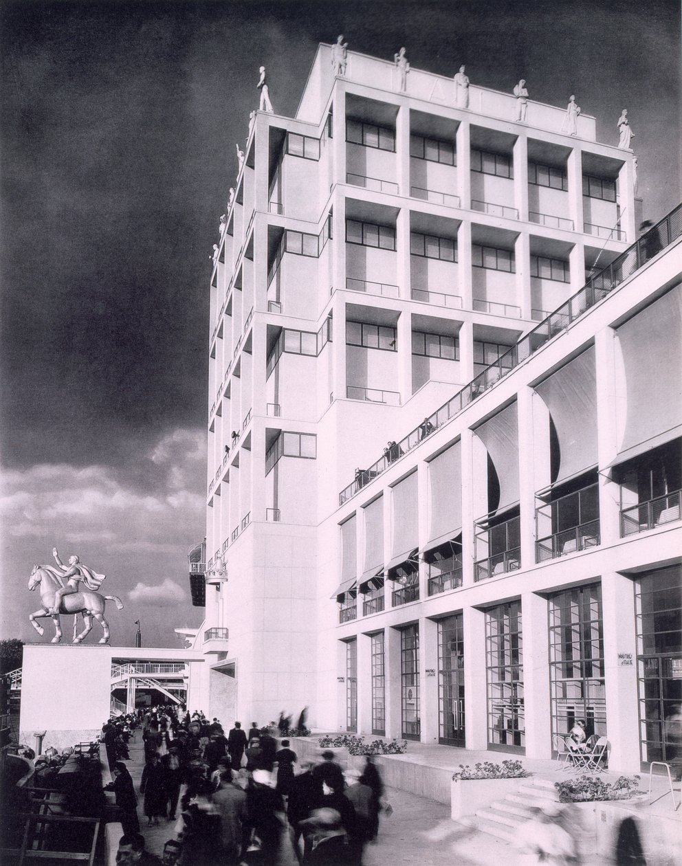 Az olasz épület a Párizsi Nemzetközi Kiállításon, 1937 alkotó: French Photographer