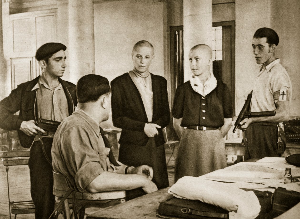 Egy francia kisváros polgármestere kihallgat két nőt, akiket azzal vádolnak, hogy lefeküdtek az ellenséggel, 1944 alkotó: French Photographer