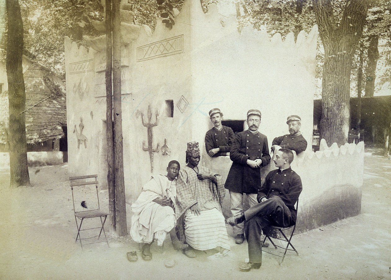 A szenegáli falu az 1889-es párizsi egyetemes kiállításon alkotó: French Photographer
